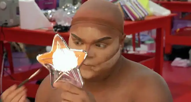 Kandy Muse using a Jeffree Star Cosmetics mirror