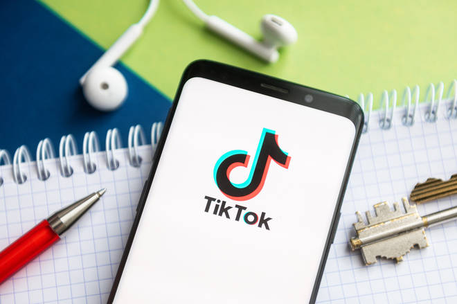 Logotipo de TikTok que se ve en el teléfono