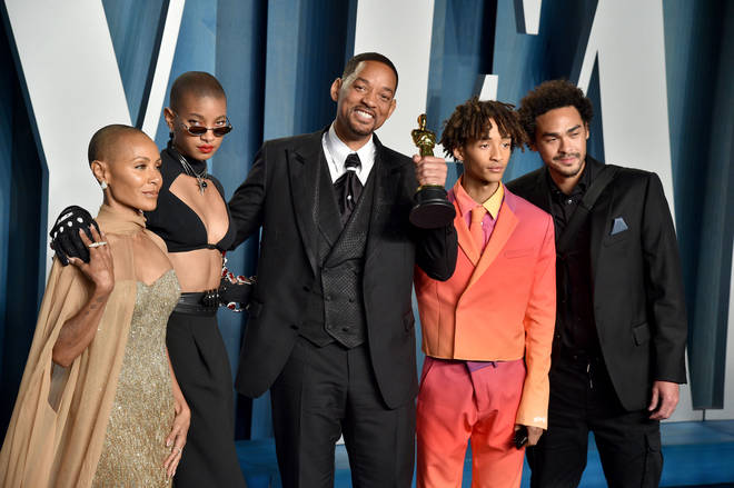 Will Smith poses with his Oscar alongside his family at the Vanity Fair party