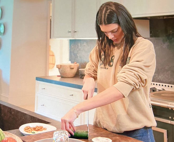 Kendall Jenner trying to cut a cucumber. Oil on Canvas, 2022.