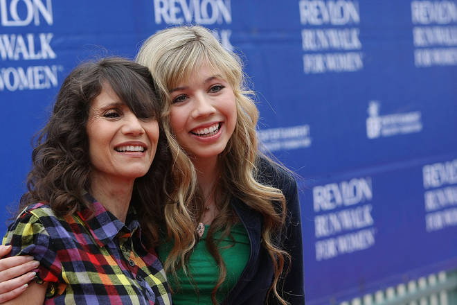 Jennette McCurdy poses her with mother on the red carpet