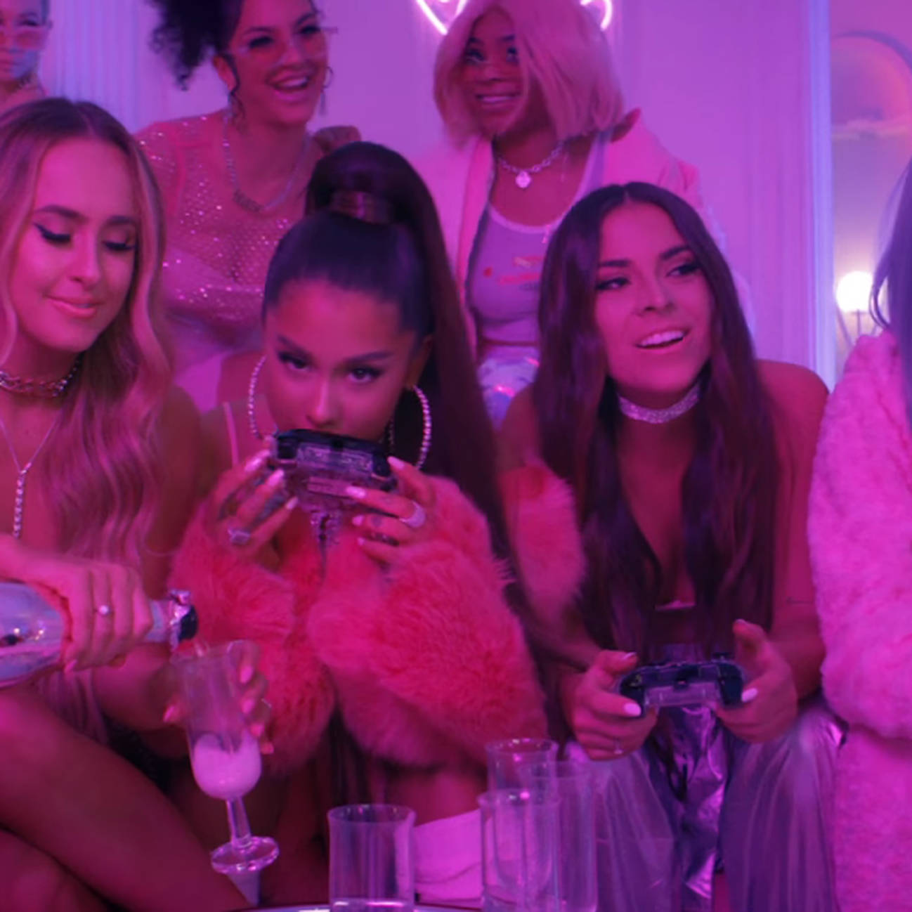 verraad Afkorting gokken Who are Ariana Grande's '7 Rings' friends? A guide to her BFFs in the music  video - PopBuzz