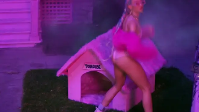 Ariana Grande's '7 rings' video: Toulouse dog house